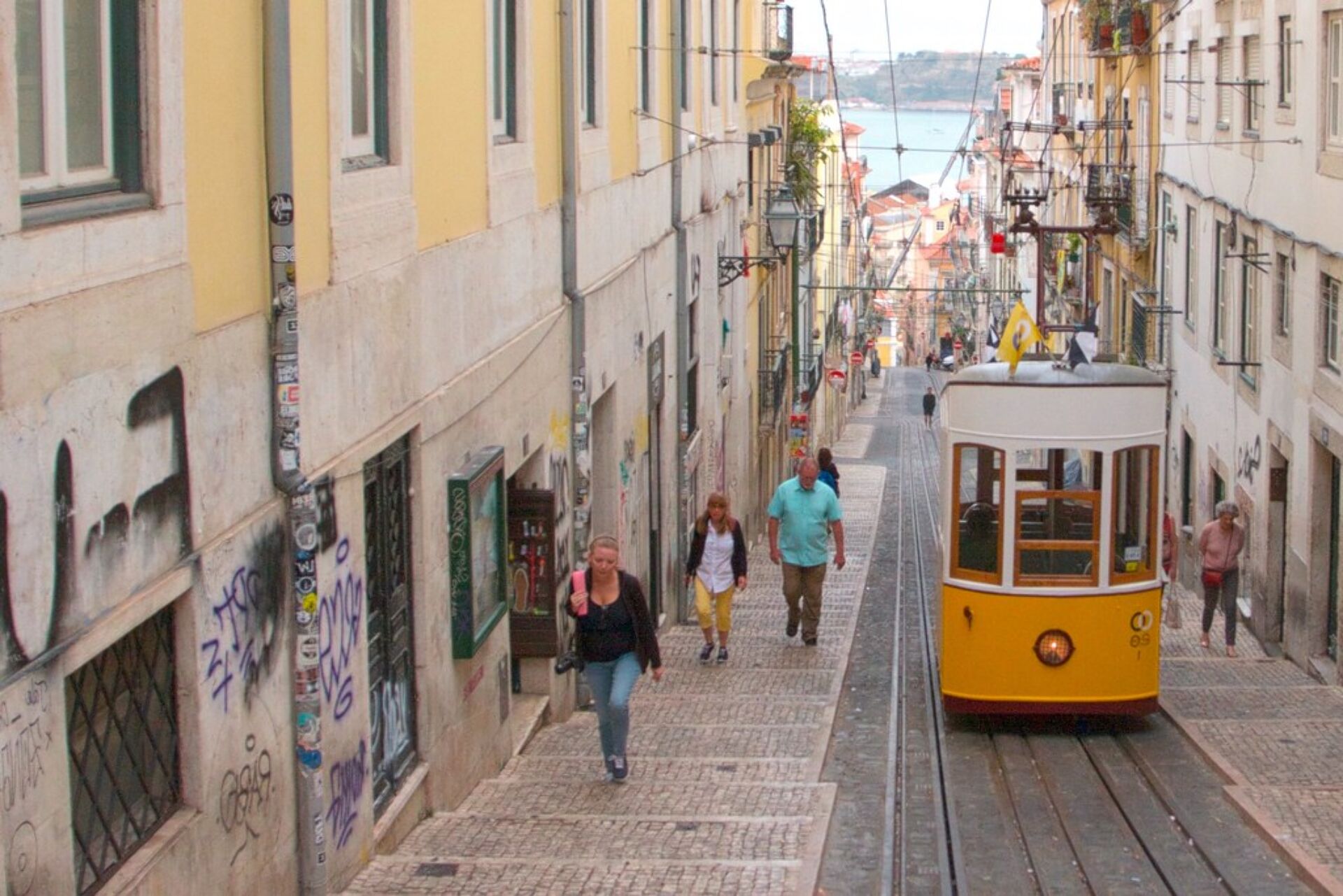 Ascensor da Bica, em Lisboa, com o Tejo ao fundo